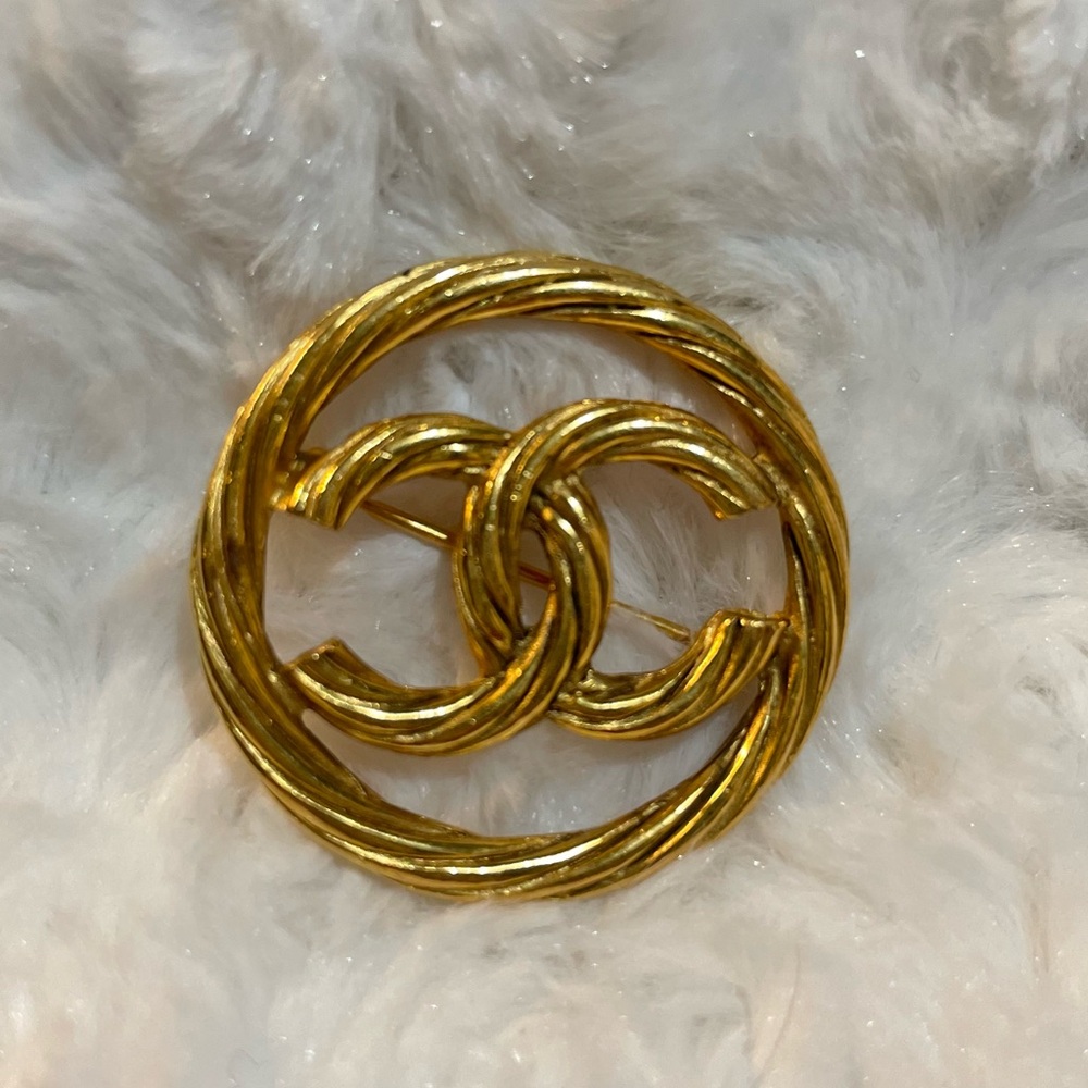 Chanel Gold CC Brooch 💛